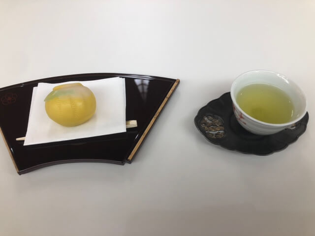 茶会　立礼席　茶と菓子